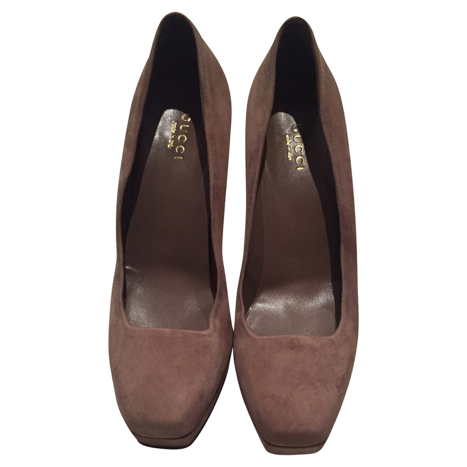 Gucci Pumps/Peeptoes Suède in Taupe