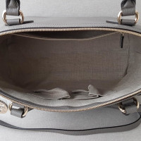 Gucci Handtasche aus Leder in Grau