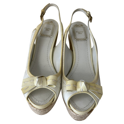 Dior Chaussures compensées en Cuir verni en Blanc