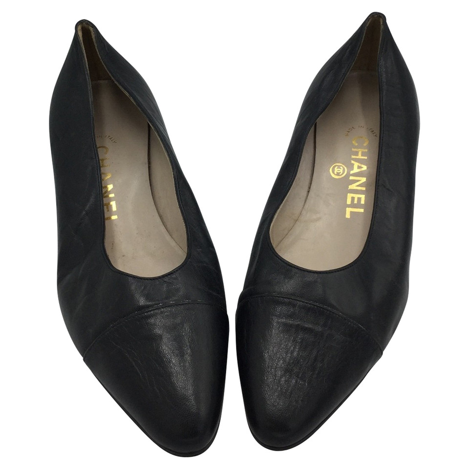 Chanel Pumps/Peeptoes aus Leder in Schwarz