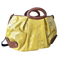 Marni Handtasche aus Lackleder in Gelb