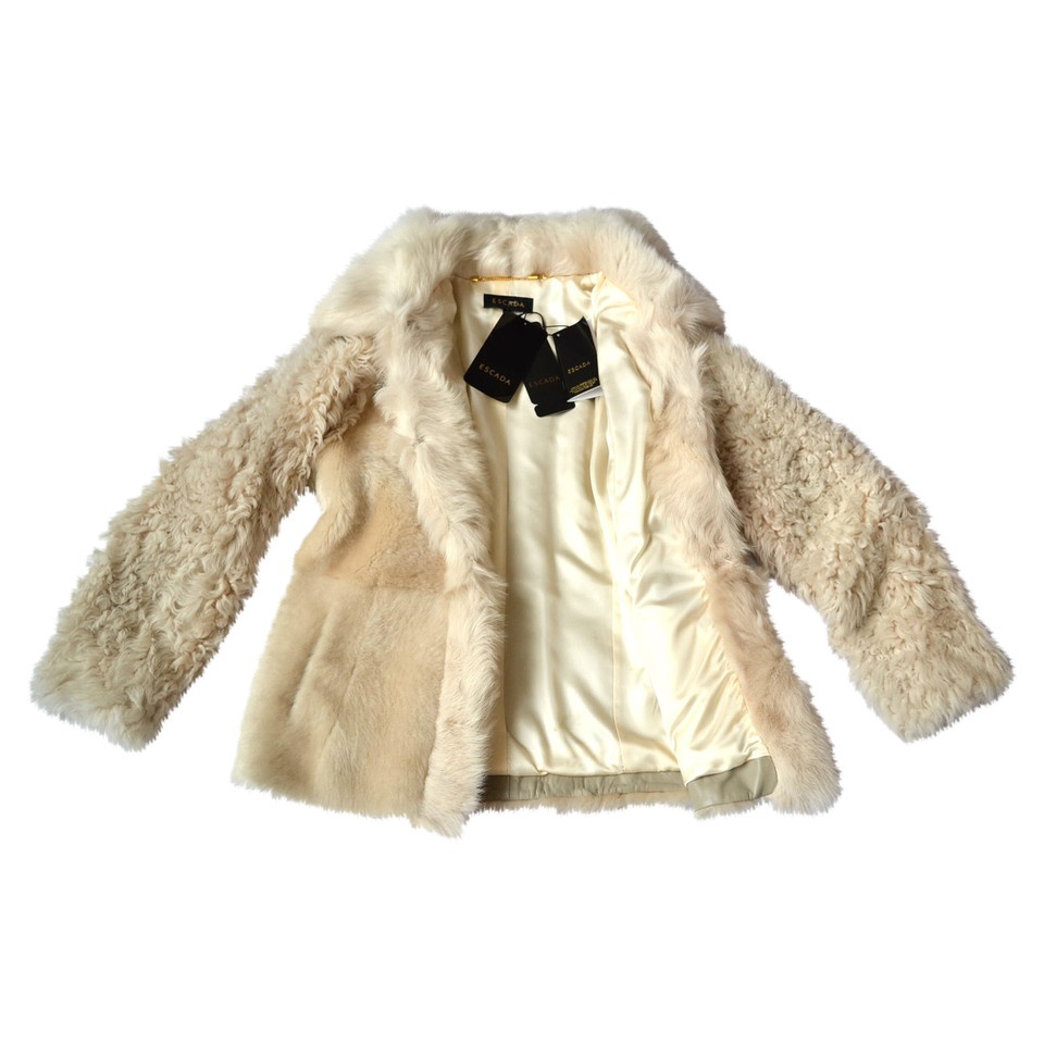 Escada Jacke/Mantel aus Pelz in Beige