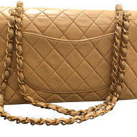 Chanel Classic Flap Bag Medium aus Leder in Beige