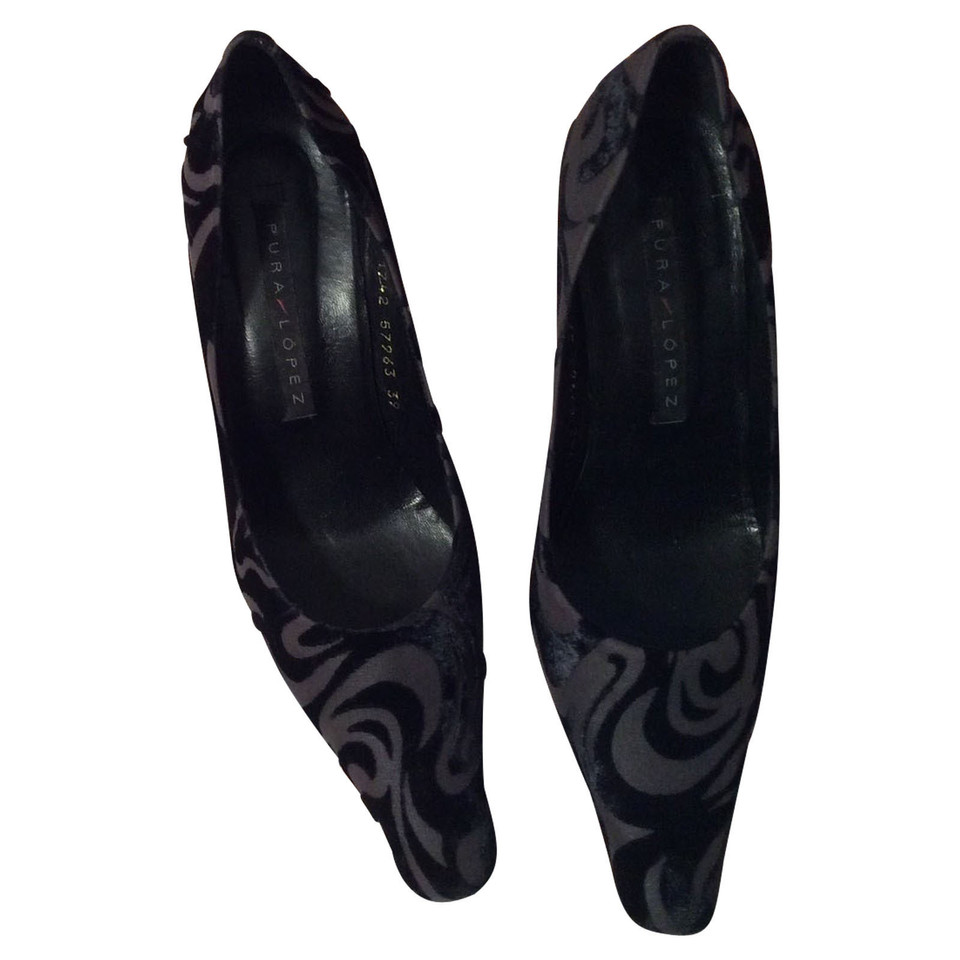 Pura Lopez Pumps/Peeptoes in Black