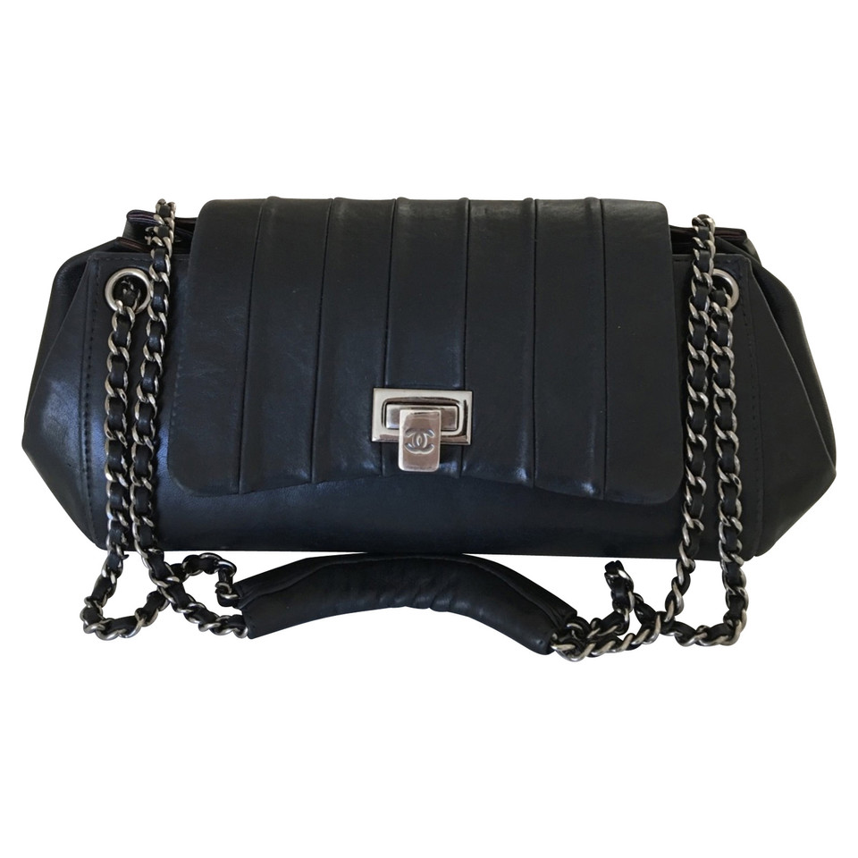 Chanel Accordion East West Flap Bag in Pelle in Nero