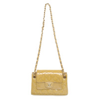 Chanel Flap Bag aus Lackleder in Gelb