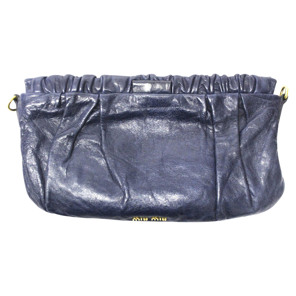 Miu Miu Clutch aus Leder in Blau