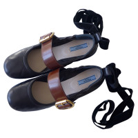 Prada Slippers/Ballerina's Leer in Zwart