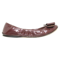 Prada Slipper/Ballerinas aus Lackleder in Bordeaux