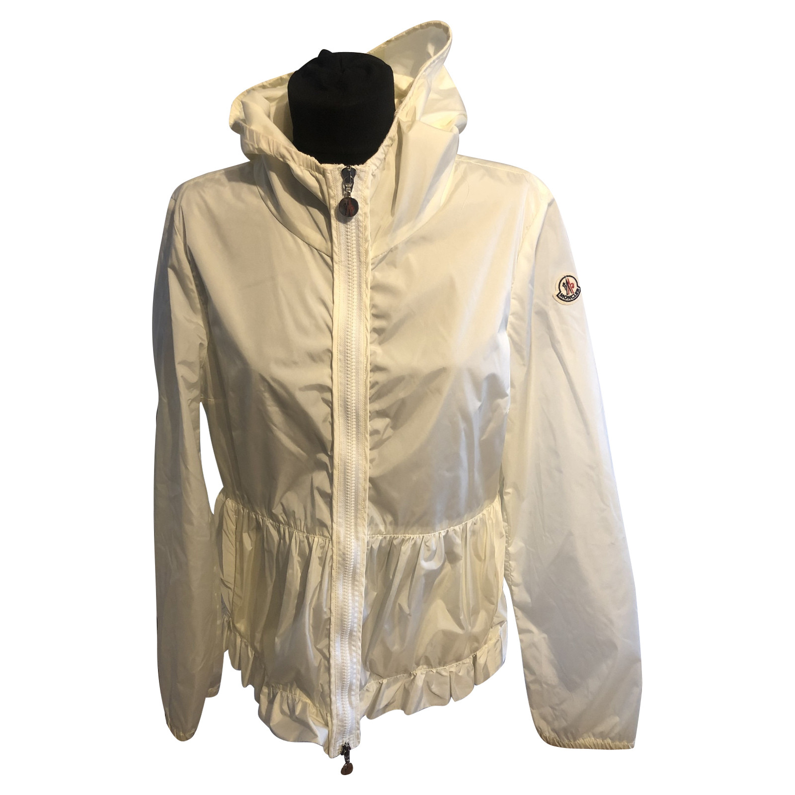 Moncler Jacket/Coat in Cream - Second Hand Moncler Jacket/Coat in Cream buy  used for 379€ (5110155)
