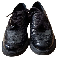 Prada Chaussures à lacets en Cuir verni en Noir