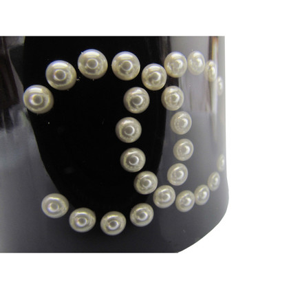 Chanel CHANEL Bangle Bracelet ~ zwart met bevroren CC LOGO Pearl