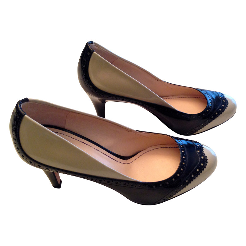 Navyboot pumps with perforations