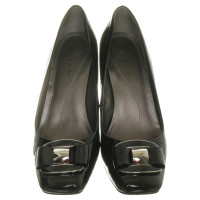 Tahari Pumps aus Lackleder