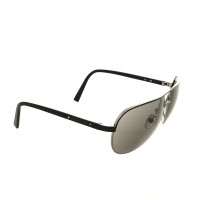 Michael Kors Sonnenbrille mit dunklen Gläsern