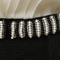 Sandro Kleid mit perlenbesetzter Gürtelschließe