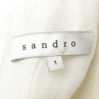 Sandro Kleid mit perlenbesetzter Gürtelschließe