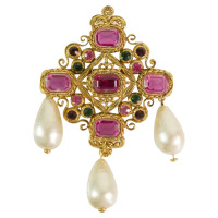 Chanel Brooch with pearls 