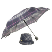 Burberry Regenschirm und Hut im Check-Muster