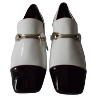 Armani Chaussures plates en cuir crème et noir 