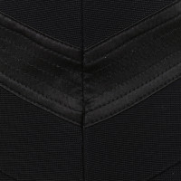 Armani Schwarzes Kleid mit grafischen Elementen
