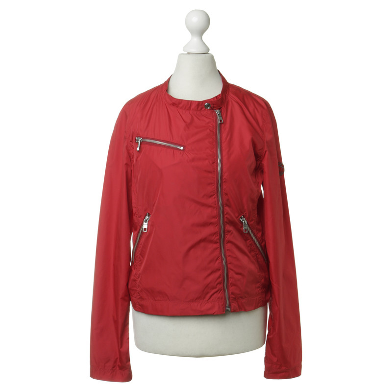 Closed Jacket in red