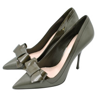 Miu Miu Pumps/Peeptoes aus Lackleder in Khaki