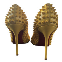 Christian Louboutin Pumps in Gelb