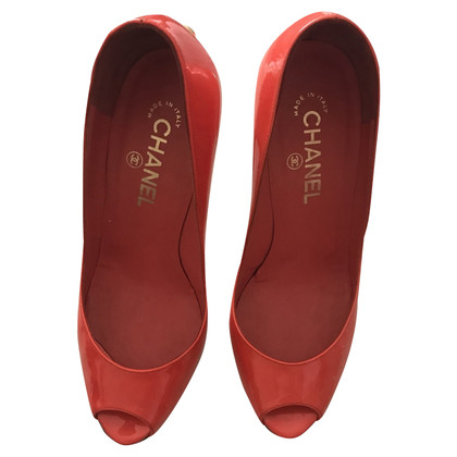 Chanel Pumps/Peeptoes aus Lackleder in Rot