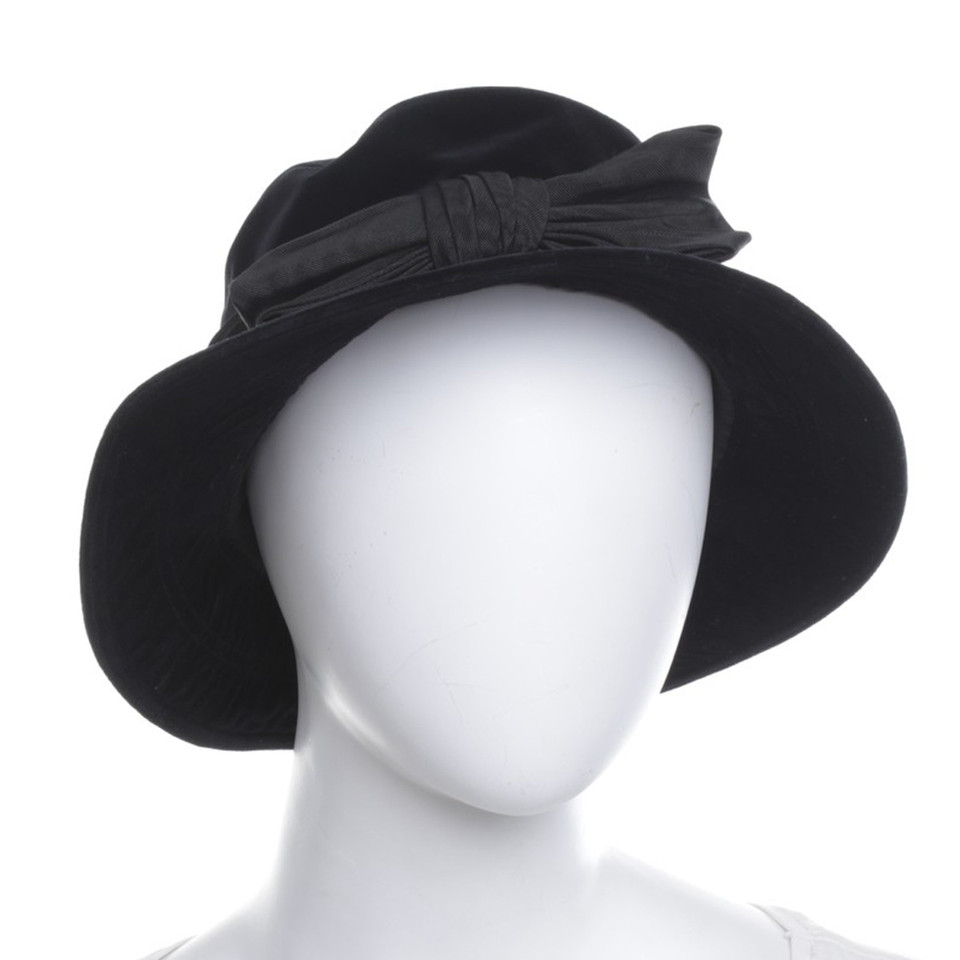 Yves Saint Laurent chapeau de velours en noir