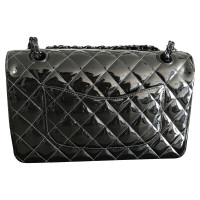Chanel Classic Flap Bag Medium aus Lackleder in Schwarz