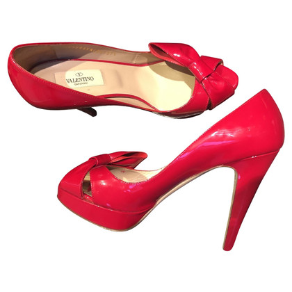 Valentino Garavani Pumps/Peeptoes Lakleer in Rood