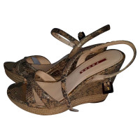 Prada Chaussures compensées en Cuir en Marron