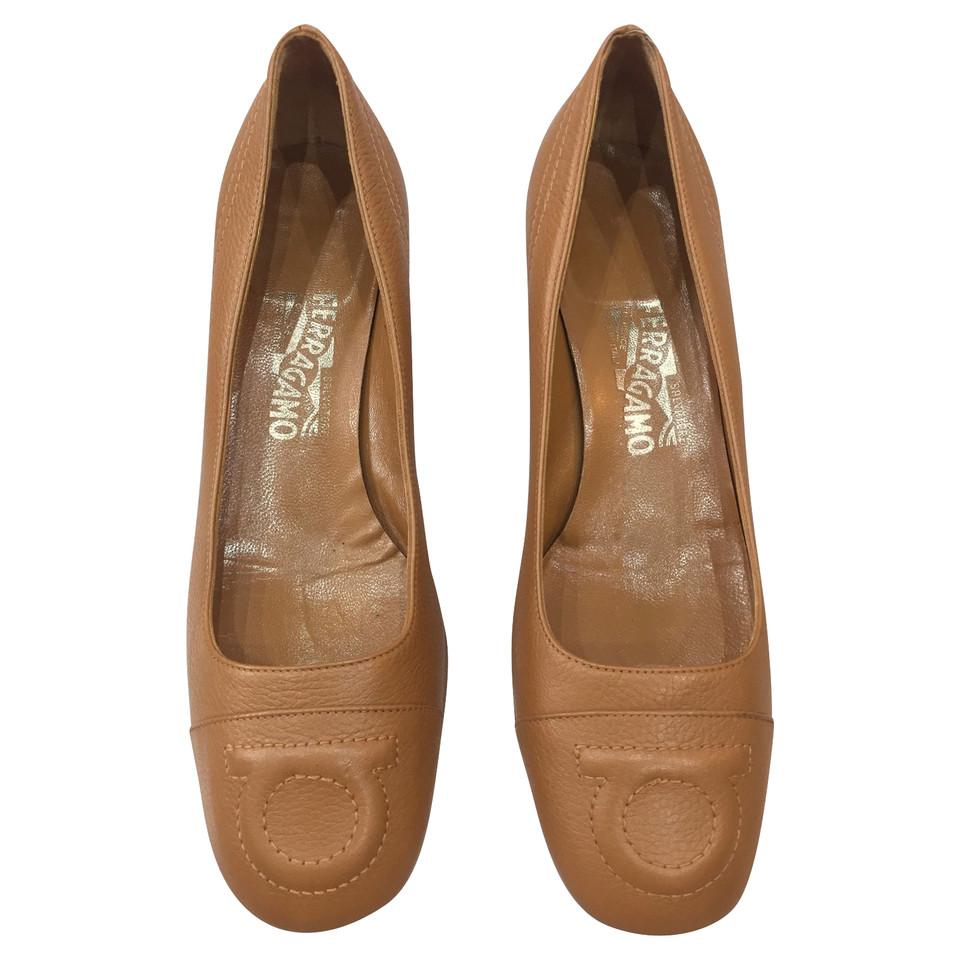 Salvatore Ferragamo pumps en marron