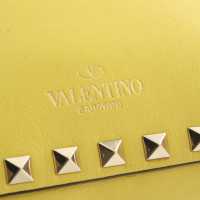 Valentino Garavani Rockstud aus Leder in Gelb