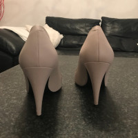 Hugo Boss pumps in beige