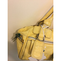 Chloé Handtasche aus Lackleder in Gelb