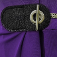 Versace Vêtu de violet