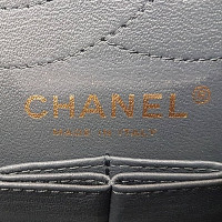 Chanel 2.55 aus Lackleder in Grau