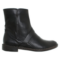 Closed Boots in black