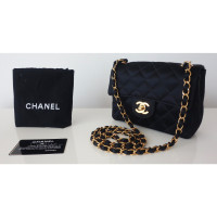 Chanel Classic Flap Bag Mini Square aus Seide in Schwarz