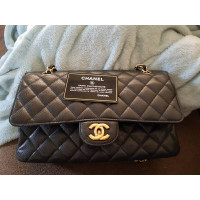 Chanel Classic Flap Bag Medium in Pelle in Nero