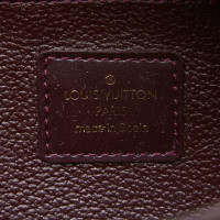 Louis Vuitton "Trousse de toilette 24 taïga en cuir"