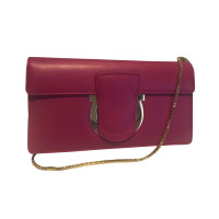 Salvatore Ferragamo Schoudertas in fuchsia