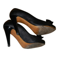 Moschino Cheap And Chic Peeptoes in Schwarz