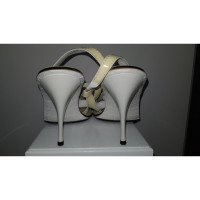 Louis Vuitton Sandalen met broche