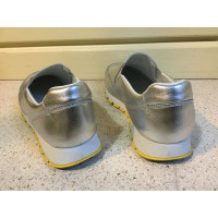 Prada Silberfarbene Sneakers