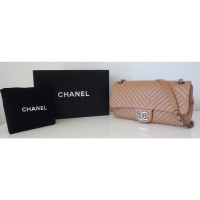 Chanel Classic Flap Bag Medium in Pelle in Beige