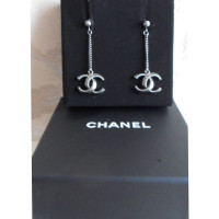 Chanel Boucles d'oreilles avec logo pendentif