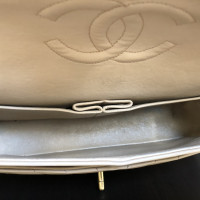 Chanel Classic Flap Bag Medium aus Leder in Beige